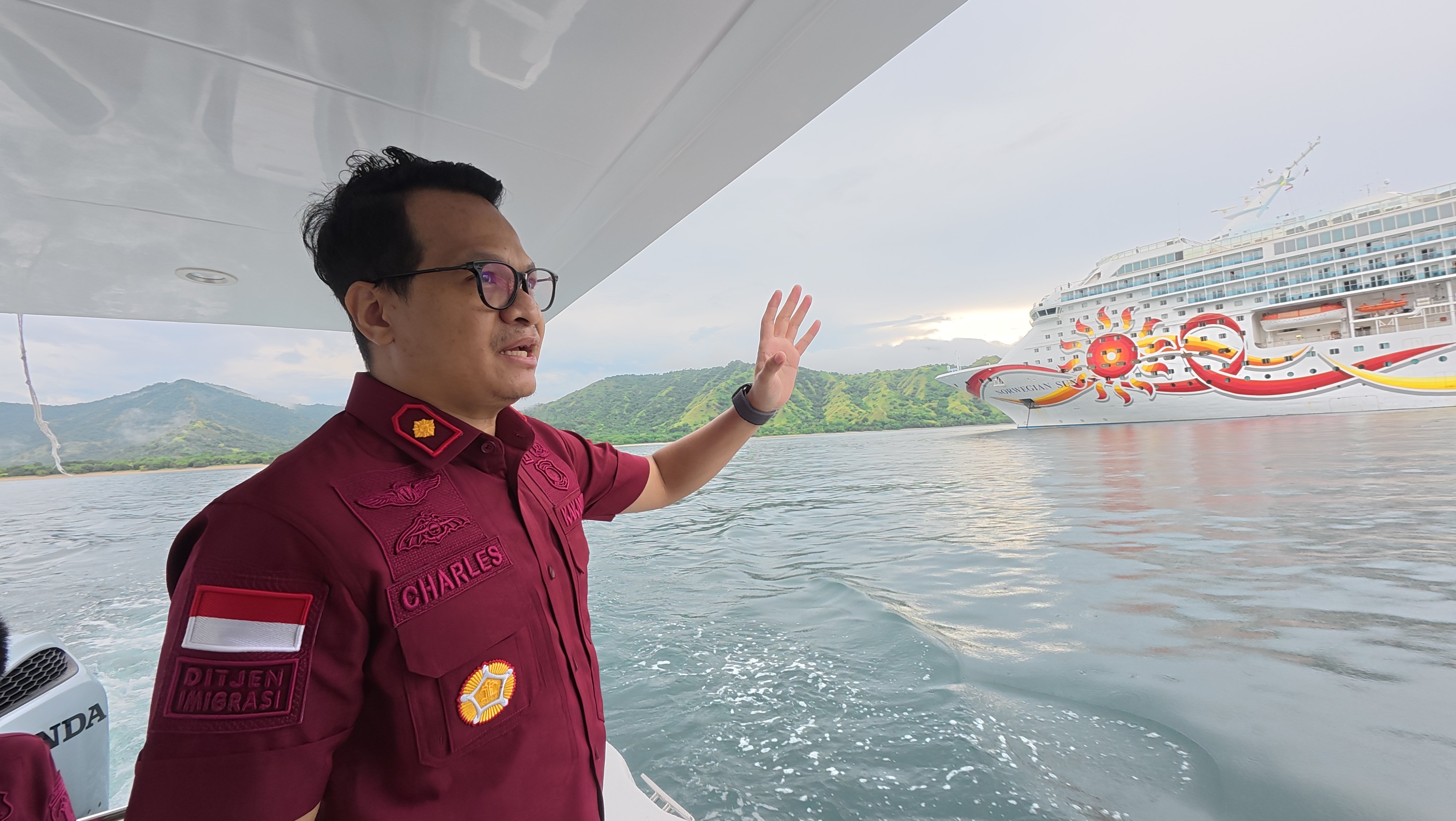 RIBUAN WISATAWAN MANCANEGARA KUNJUNGI TNK DENGAN KAPAL PESIAR, CHARLES CHRISTIAN PASTIKAN CLEARANCE BERJALAN OPTIMAL