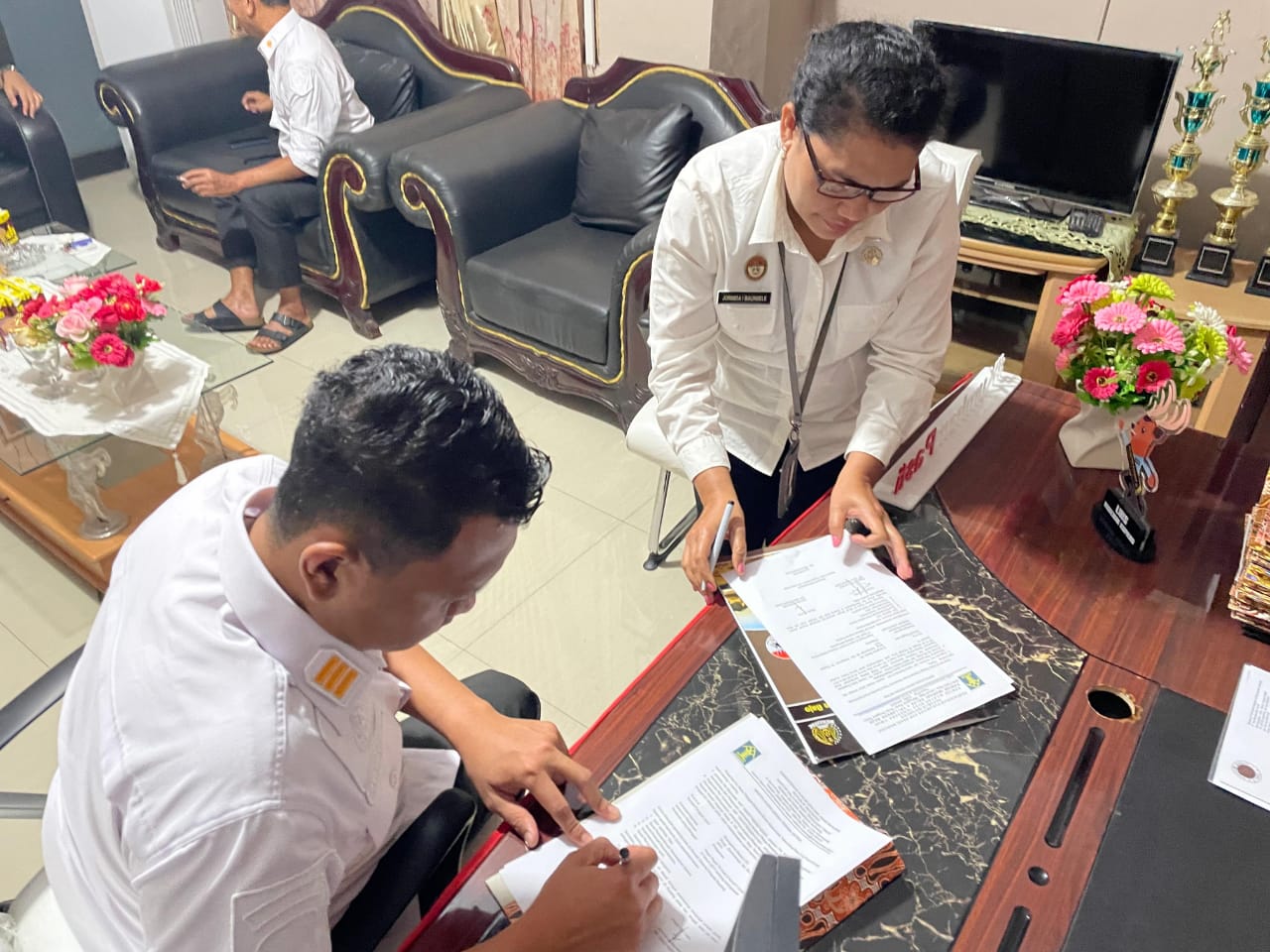 Kantor Imigrasi Kelas II TPI Labuan Bajo Serahkan Warga Negara Asing Kepada Rumah Detensi Imigrasi Kupang